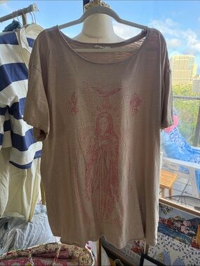 Blue Velvet Taupe Short Sleeve Graphic Tee with Pink Marian Motif